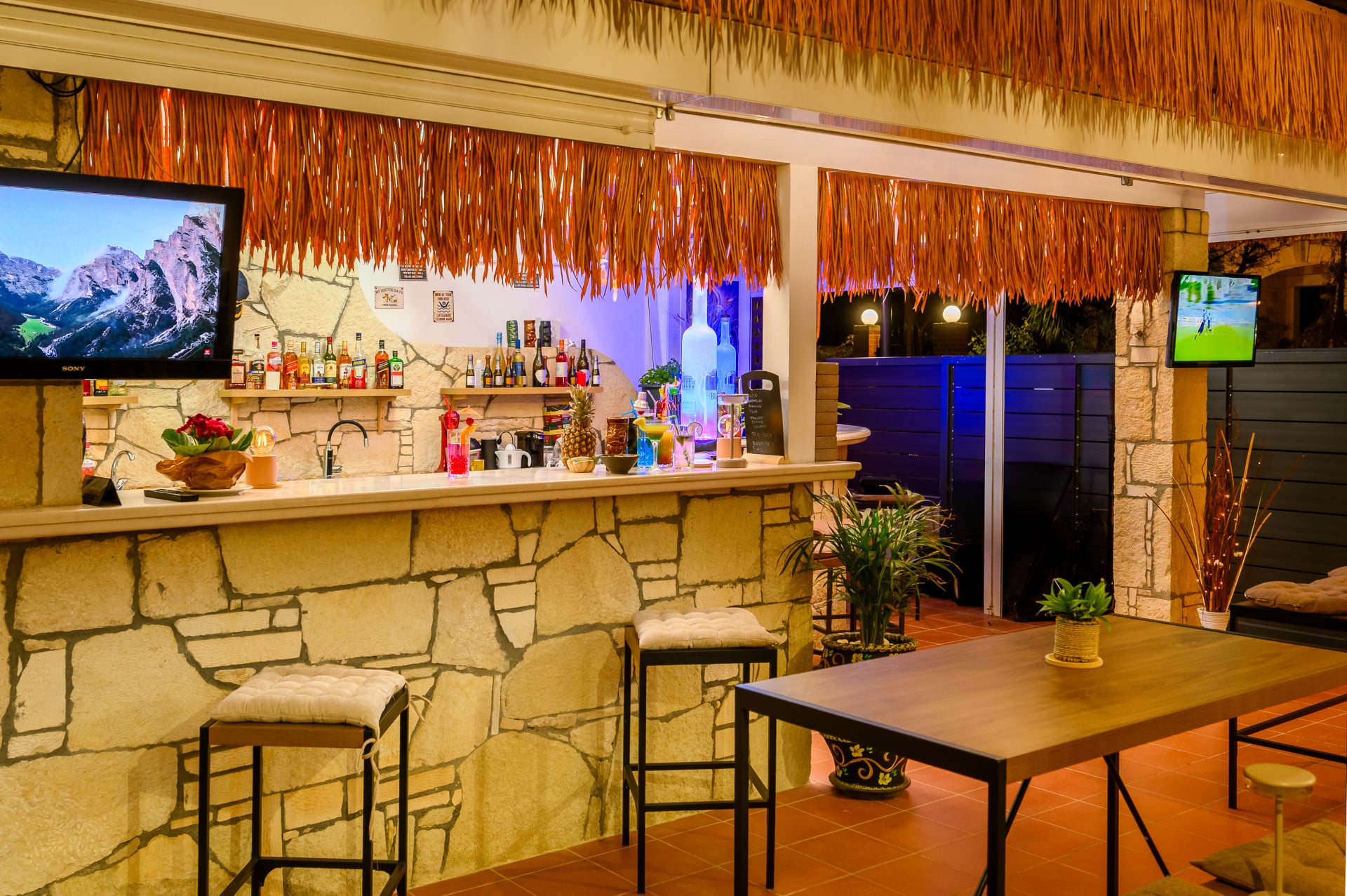 Champagne gold accents at TE.BRA bar Hersonissos